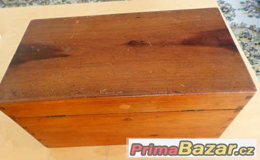 stará dřevěná skříňka