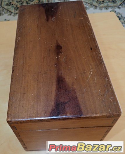 stará dřevěná skříňka