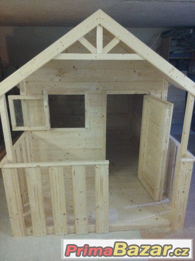 dětský dřevěný domeček