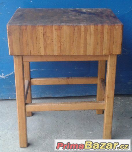dreveny-stolek-pro-pripravu-masa