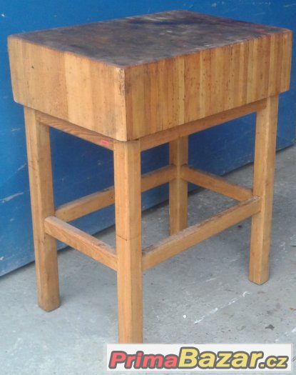 Dřevěný stolek pro přípravu masa