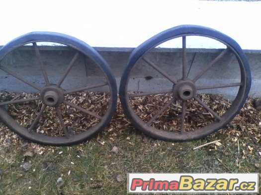dvě staré železné kola