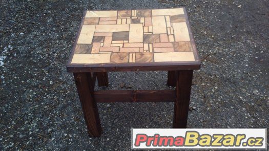 Ručně vyráběný dřevěný stolek