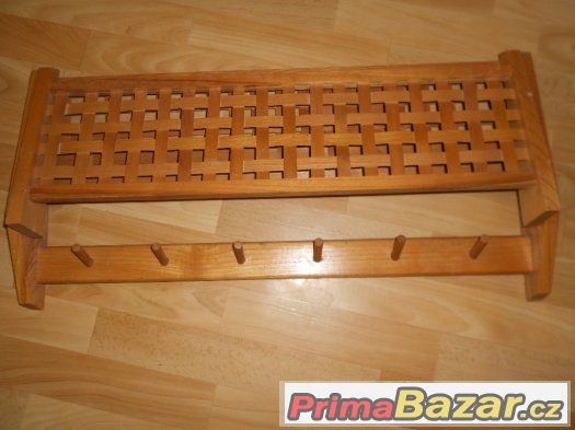 Pěkný, dřevěný, odkládcí věšák. Pěkný, dřevěný, odkládcí věšák.