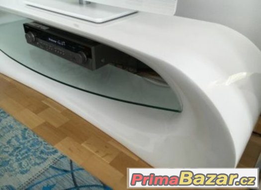krásný supermoderní TV stolek bílý