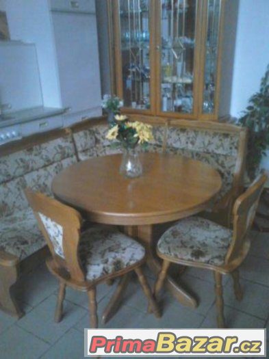 krásná rohová lavice, stůl a židle