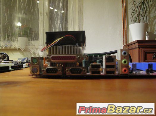 Základní Deska s Pentium 4 / AGP / Sata / Firewire Základní Deska s Pentium 4 / AGP / Sata / Firewire