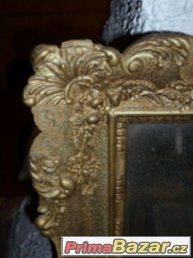 Dřevený rám zdobený se zrcadlem