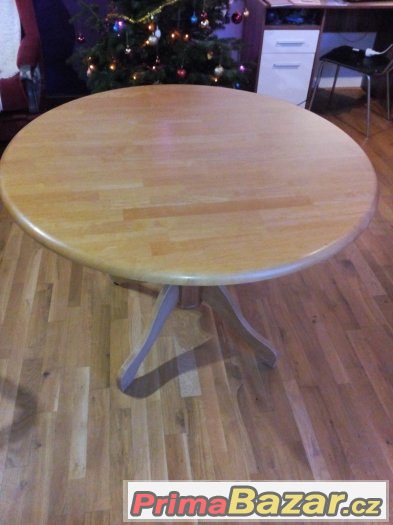 Kulatý dřevěný stůl