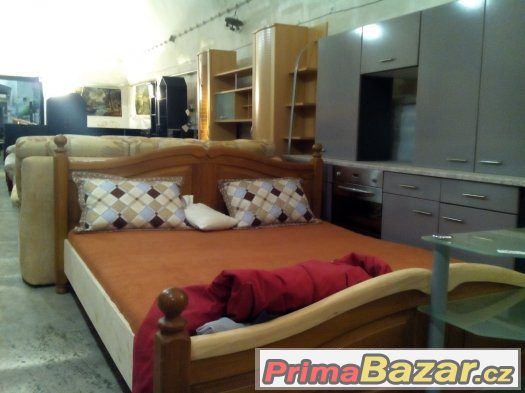 Dřevěna masivní postel 180 na 200cm s matracemi a rošty