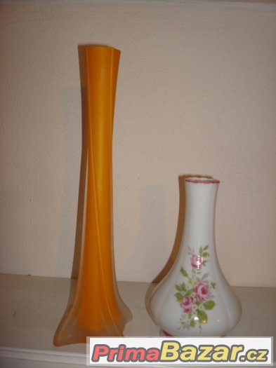 2 x váza sklo a porcelán 2 x váza sklo a porcelán