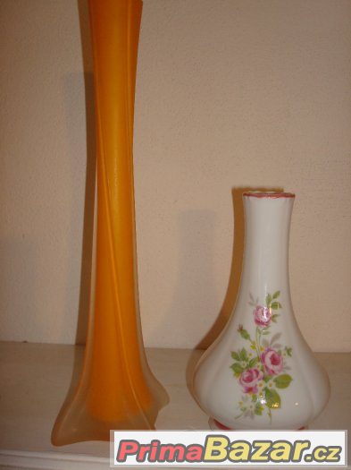 2 x váza sklo a porcelán 2 x váza sklo a porcelán