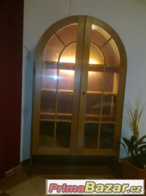 Prodám masivní prosklenou komodu