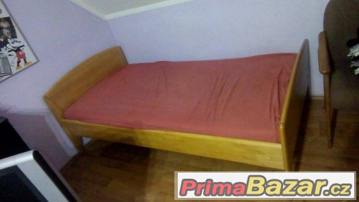 Prodám dřevěnou postel ,rošt a pěnovou matrace