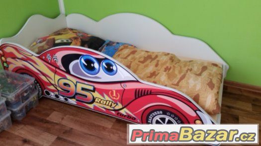 velika detska postel ve tvaru auta s matraci a rostem NOVA