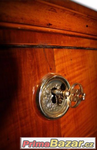 Ořechová komoda - břichatka - Biedermeier Ořechová komoda - břichatka - Biedermeier