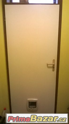 Levé dveře šíře 80 cm bílé s průchodem pro zvíře, Vsetín