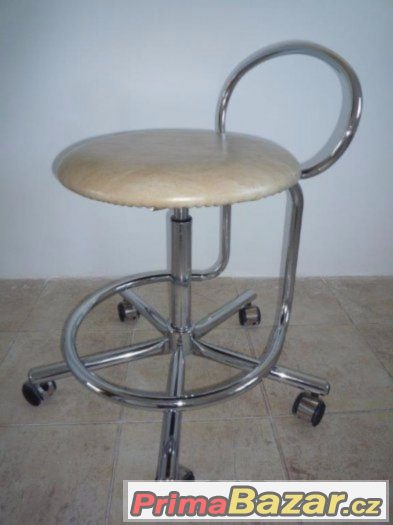 Otočná výškově nastavitelná židle na kolečkách s opěrkou zad