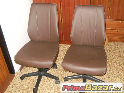 Nové hnědé otočné židle