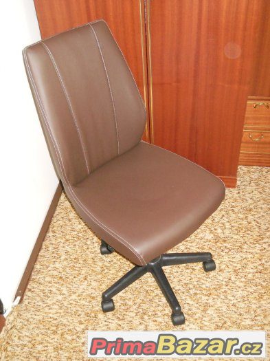 Nové hnědé otočné židle
