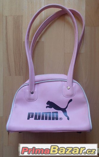 Tři menší kabelky Puma.