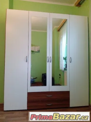 Prodám čtyřdvéřovou skříň se zrcadlem. Ořechobílá barva