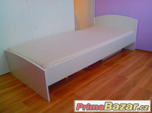 Bílá jednolůžková postel 90x200 roštem a matrací zdarma