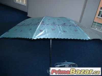 modrý deštník.