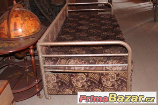 Starý chromovaný trubkový gauč