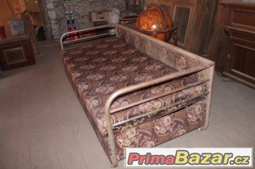 Starý chromovaný trubkový gauč