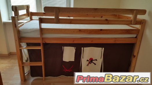 Zvýšená postel z borovicového masivu s domečkem