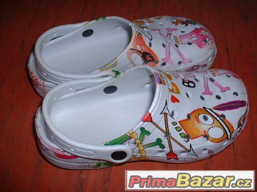 krasne-crocsy