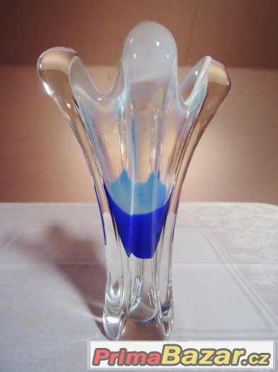 Váza z hutního skla