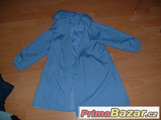 modrý kabátek s kapucí