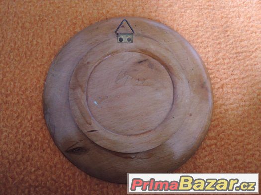Dřevěný malovaný talíř