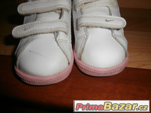 Dívčí botasky Nike vel. 25 /SLEVA Dívčí botasky Nike vel. 25 /SLEVA