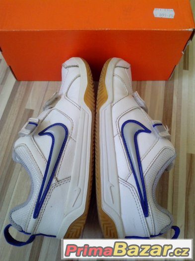 Dětské halové tenisky NIKE vel. 31 (19cm) SLEVA 70% Dětské halové tenisky NIKE vel. 31 (19cm) SLEVA 70%