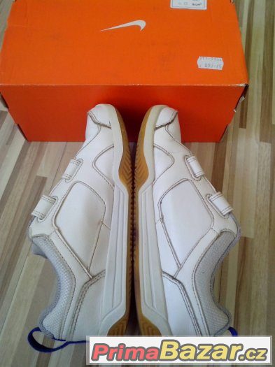Dětské halové tenisky NIKE vel. 31 (19cm) SLEVA 70% Dětské halové tenisky NIKE vel. 31 (19cm) SLEVA 70%
