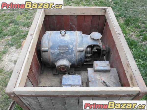 Starý stabilní elektromotor Starý stabilní elektromotor