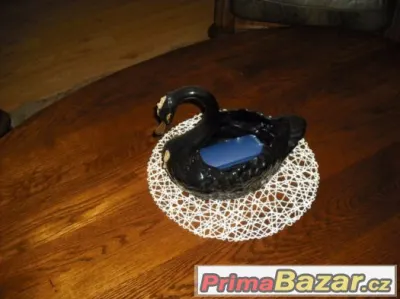 Černá porcelánová labuť  s přívěskem na krku  s perlou