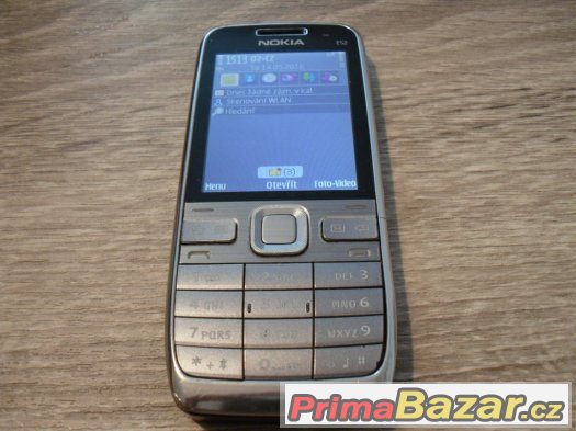 Nokia E52, černá, perfektní stav, plně funkční. Komplet.