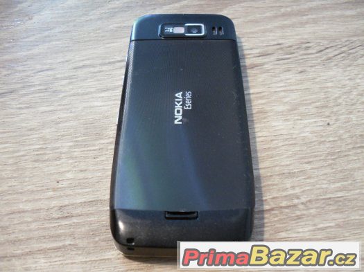Nokia E52, černá, perfektní stav, plně funkční. Komplet.