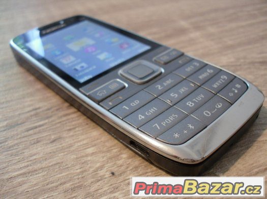 Nokia E52, černá, perfektní stav, plně funkční. Komplet.