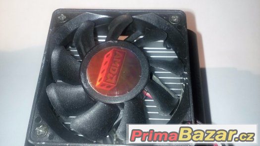 Starší chladič na procesor AMD (00015)