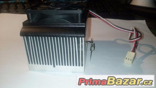 Starší chladič na procesor AMD (00015)