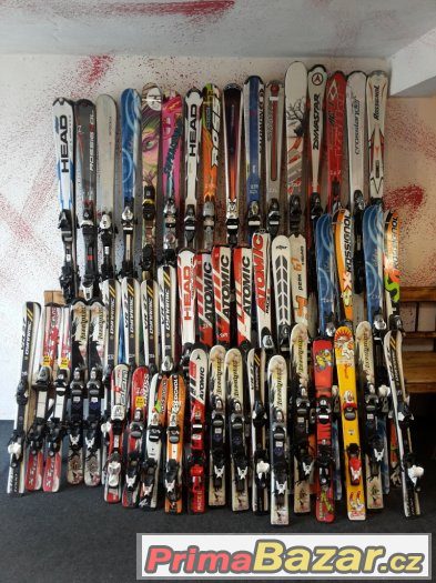 50 párů lyží