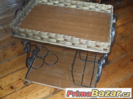 kovový servírovací stolek