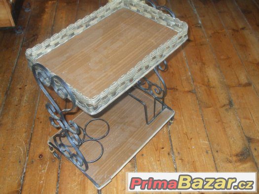 kovový servírovací stolek