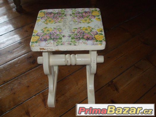 stolička s dekupáží macešky
