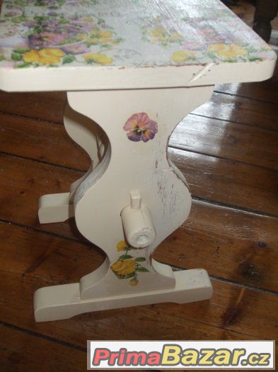 stolička s dekupáží macešky